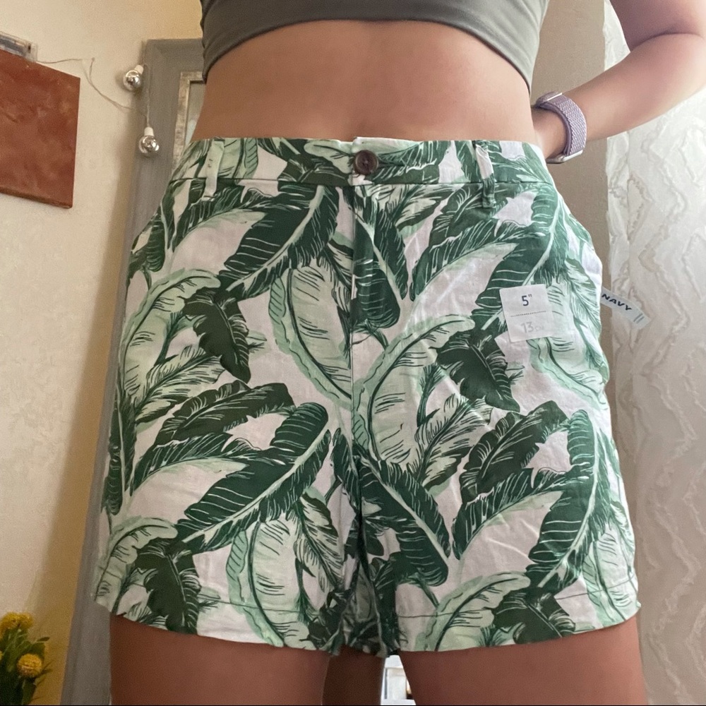 NWT Old Navy Palm leaf Print Chino Shorts
